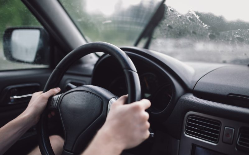 Drżenie kierownicy przy hamowaniu – przyczyny i naprawa